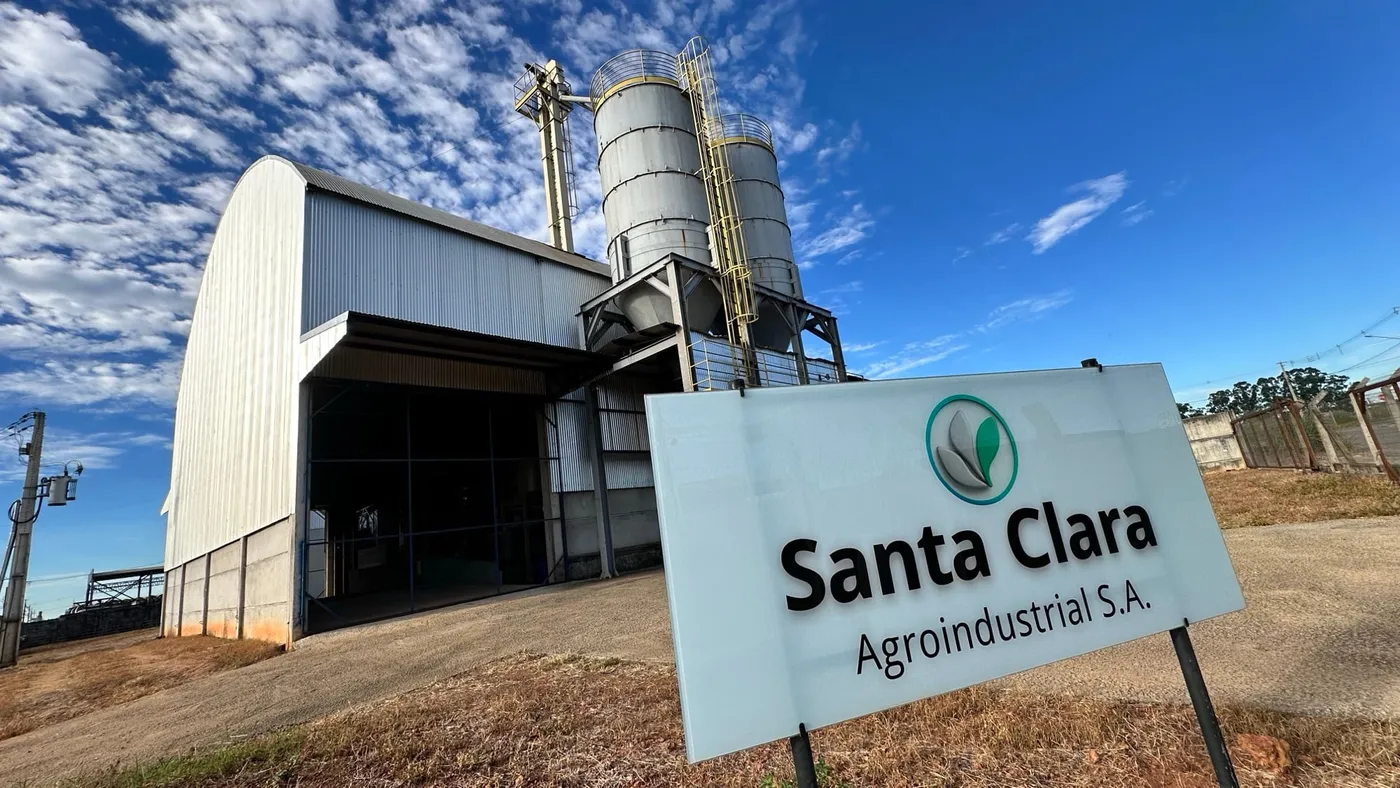 Fachada da fábrica da Santa Clara Agroindustrial em Sorriso (MT), com a placa da empresa.